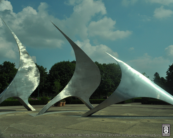 "NavStar ’92" -11 (Artist : Stephen Canneto) 3 Sculptures representing the sails of Columbus’ ships