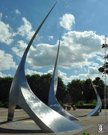 "NavStar ’92" -05 (Artist : Stephen Canneto) 3 Sculptures representing the sails of Columbus’ ships