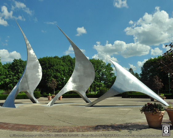 "NavStar ’92" -09 (Artist : Stephen Canneto) 3 Sculptures representing the sails of Columbus’ ships
