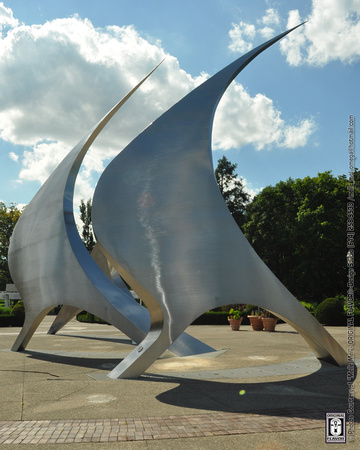 "NavStar ’92" -06 (Artist : Stephen Canneto) 3 Sculptures representing the sails of Columbus’ ships
