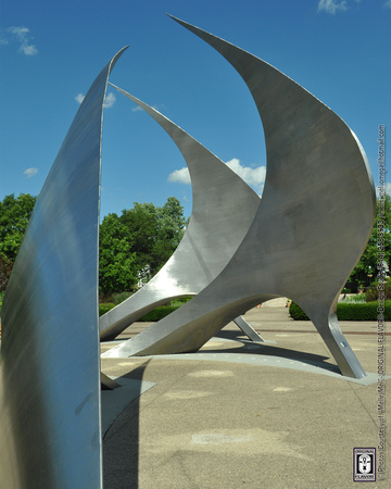 "NavStar ’92" -08 (Artist : Stephen Canneto) 3 Sculptures representing the sails of Columbus’ ships